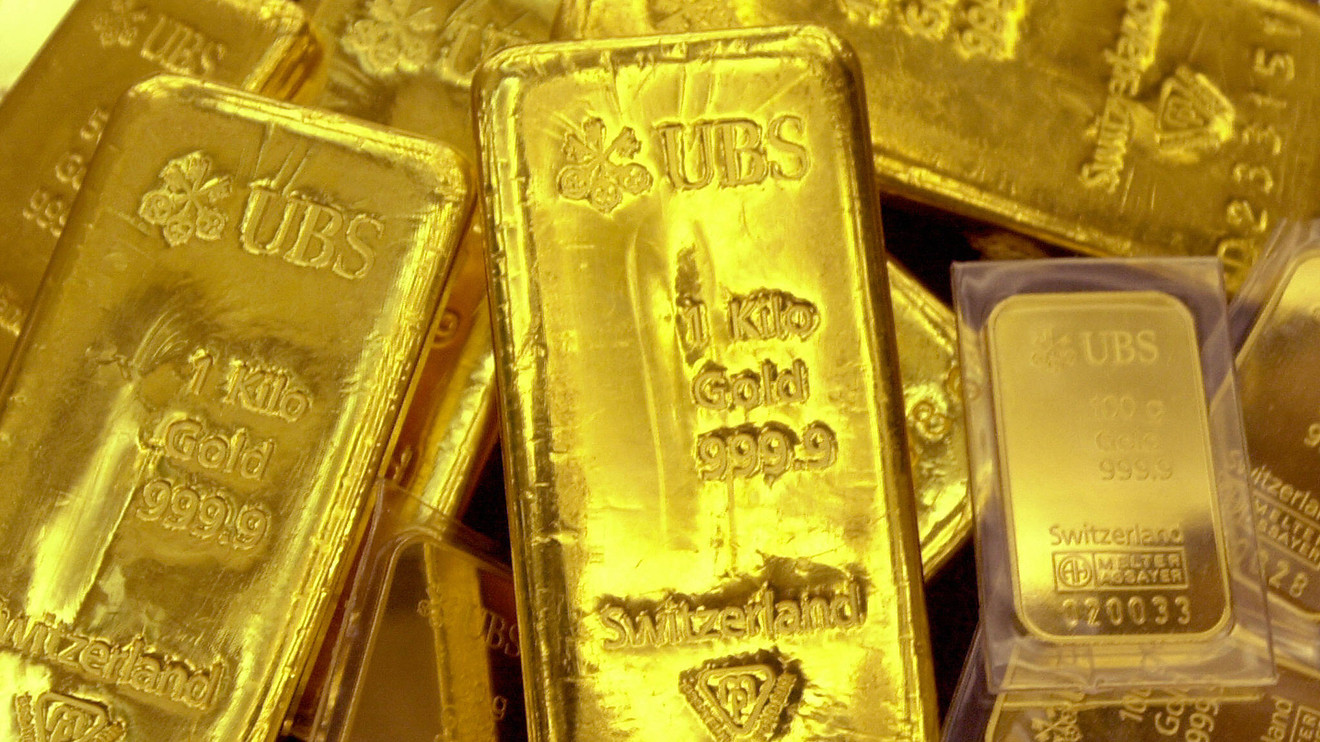 Gold settles lower, but notches third straight weekly gain
